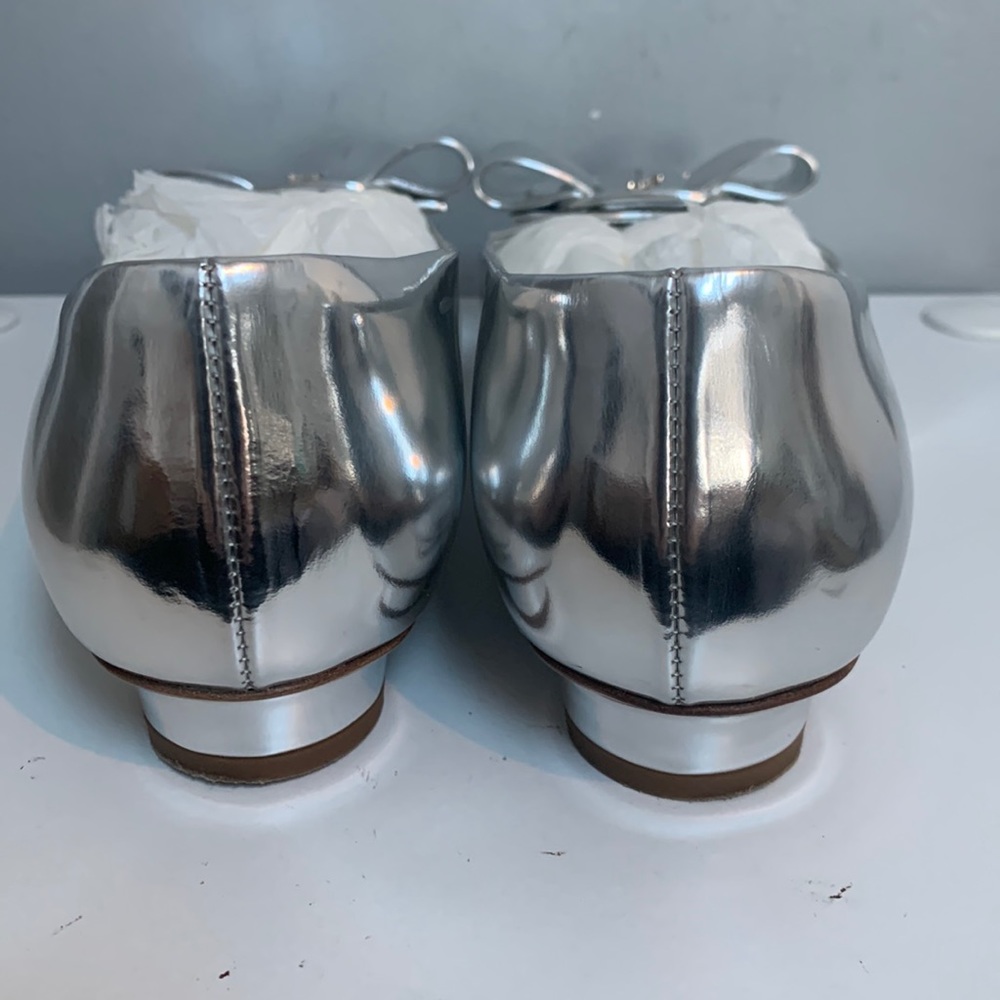 ❌sold❌ Authentic Ferragamo Viva leather silver mirror flats - Picture 5 of 17
